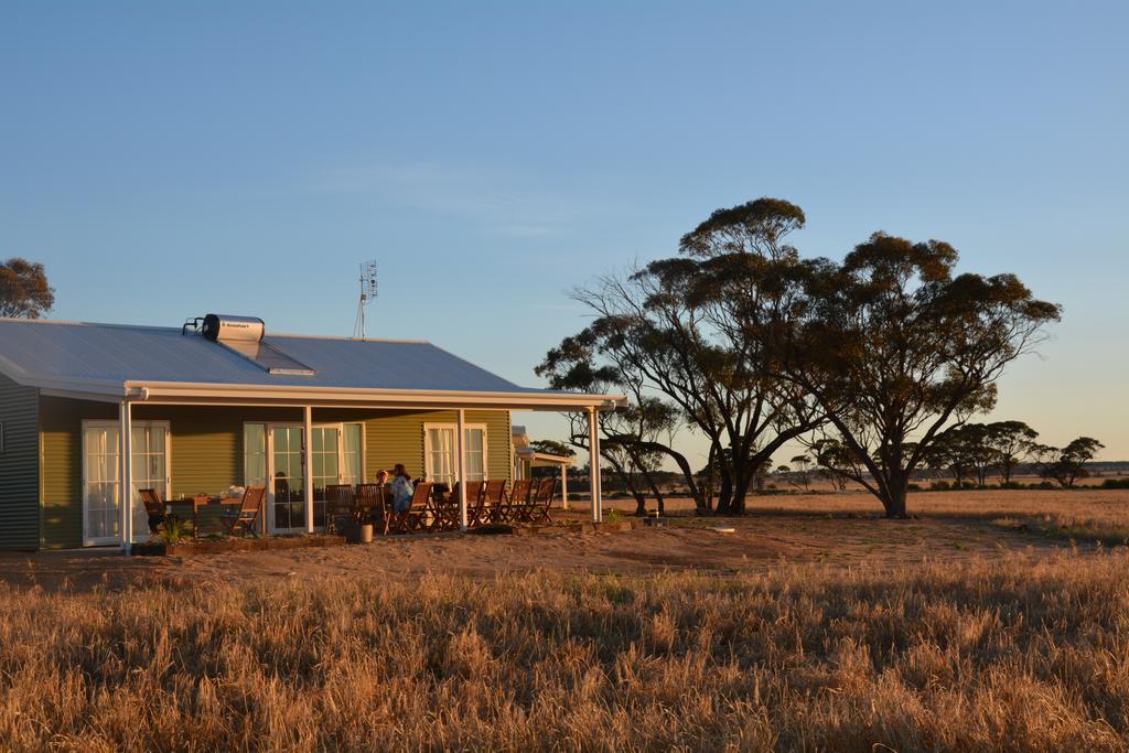 Mary'S Farm Cottages Kukerin Exteriör bild